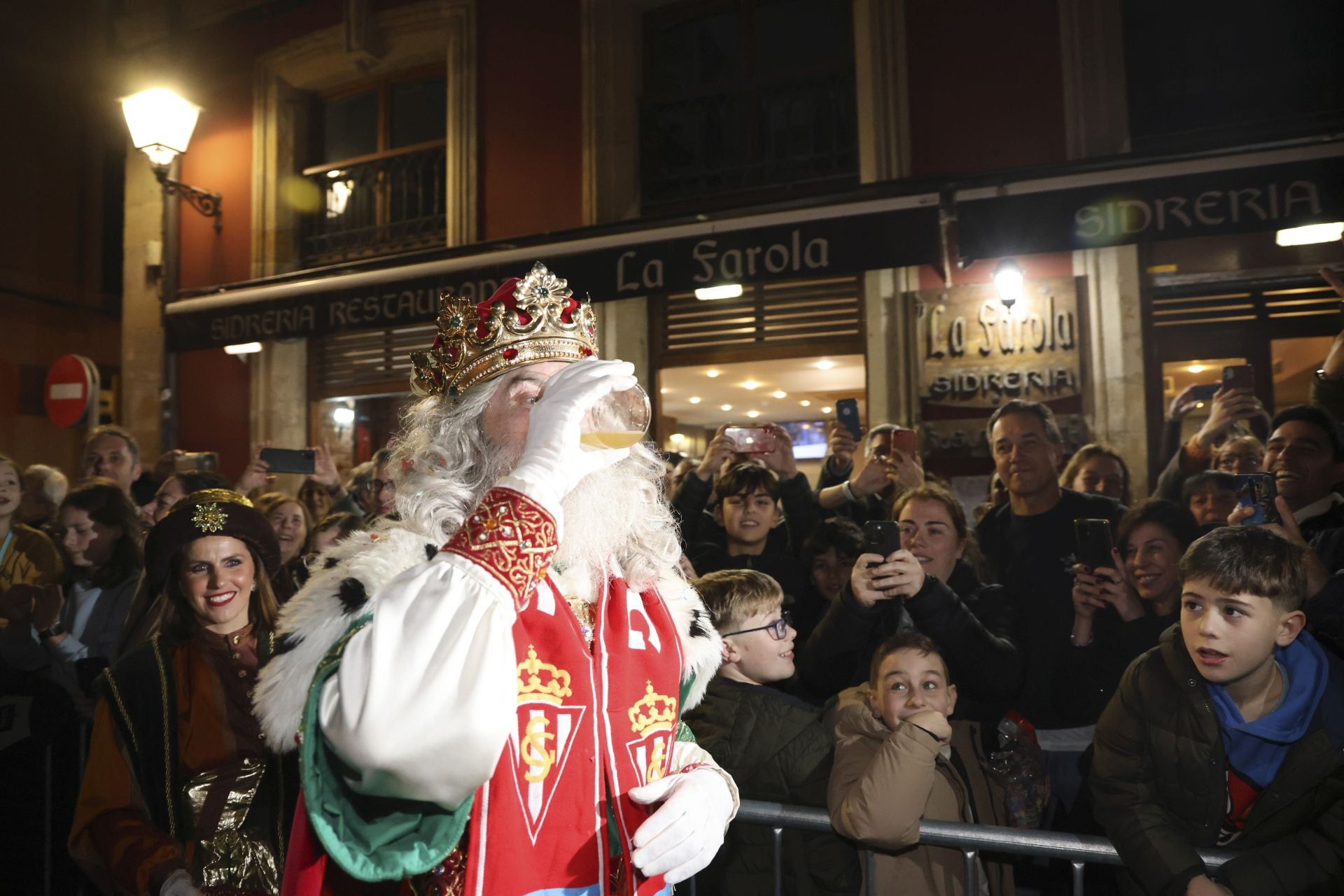 Los Reyes Magos regalan alegría en Gijón en una cabalgata mágica