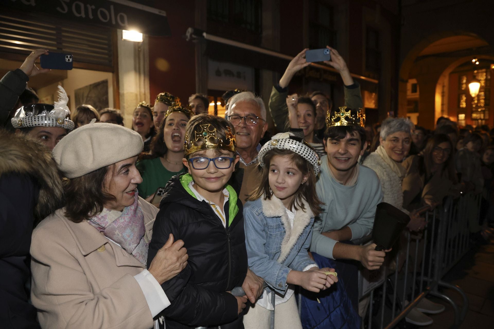 Los Reyes Magos regalan alegría en Gijón en una cabalgata mágica