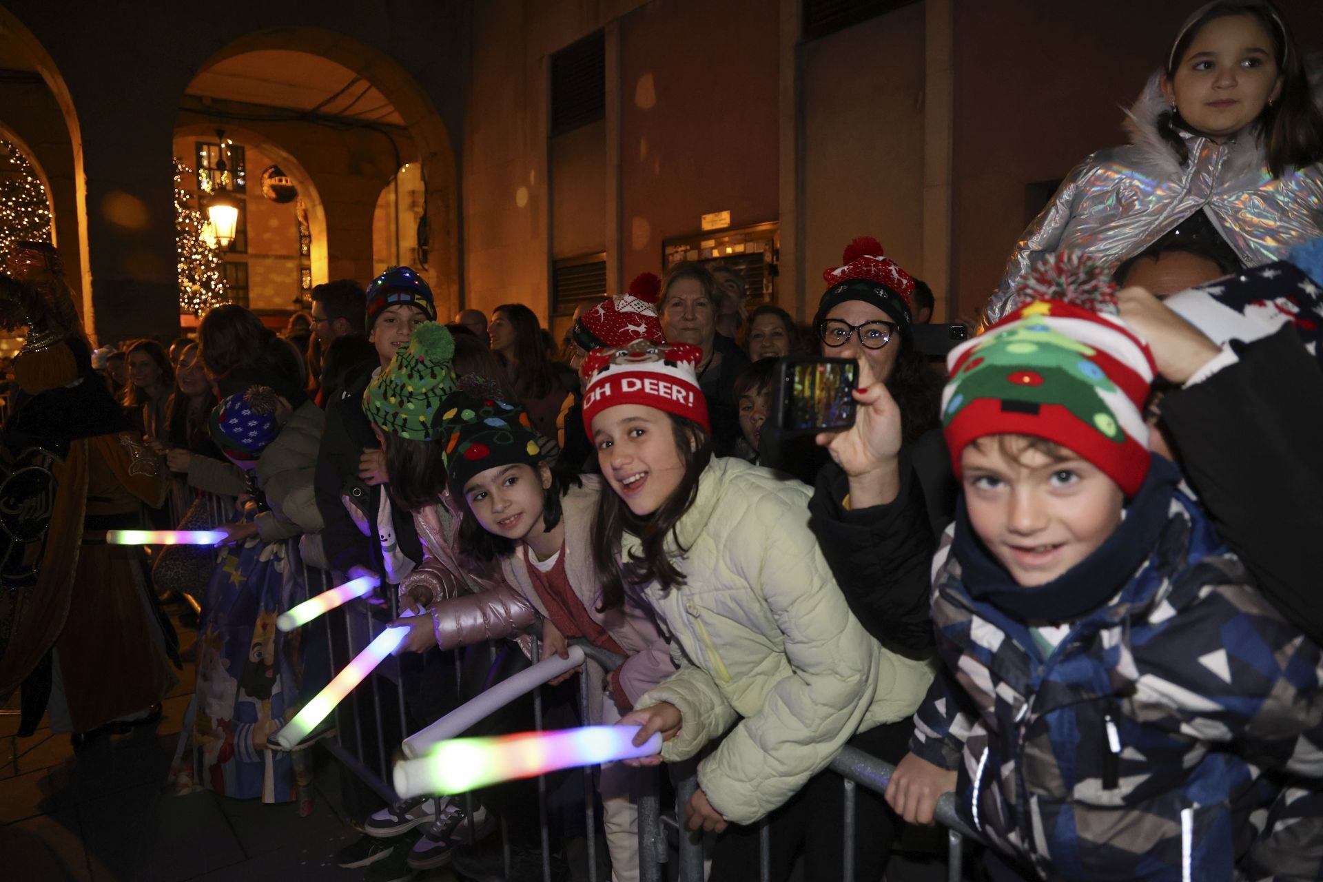 Los Reyes Magos regalan alegría en Gijón en una cabalgata mágica