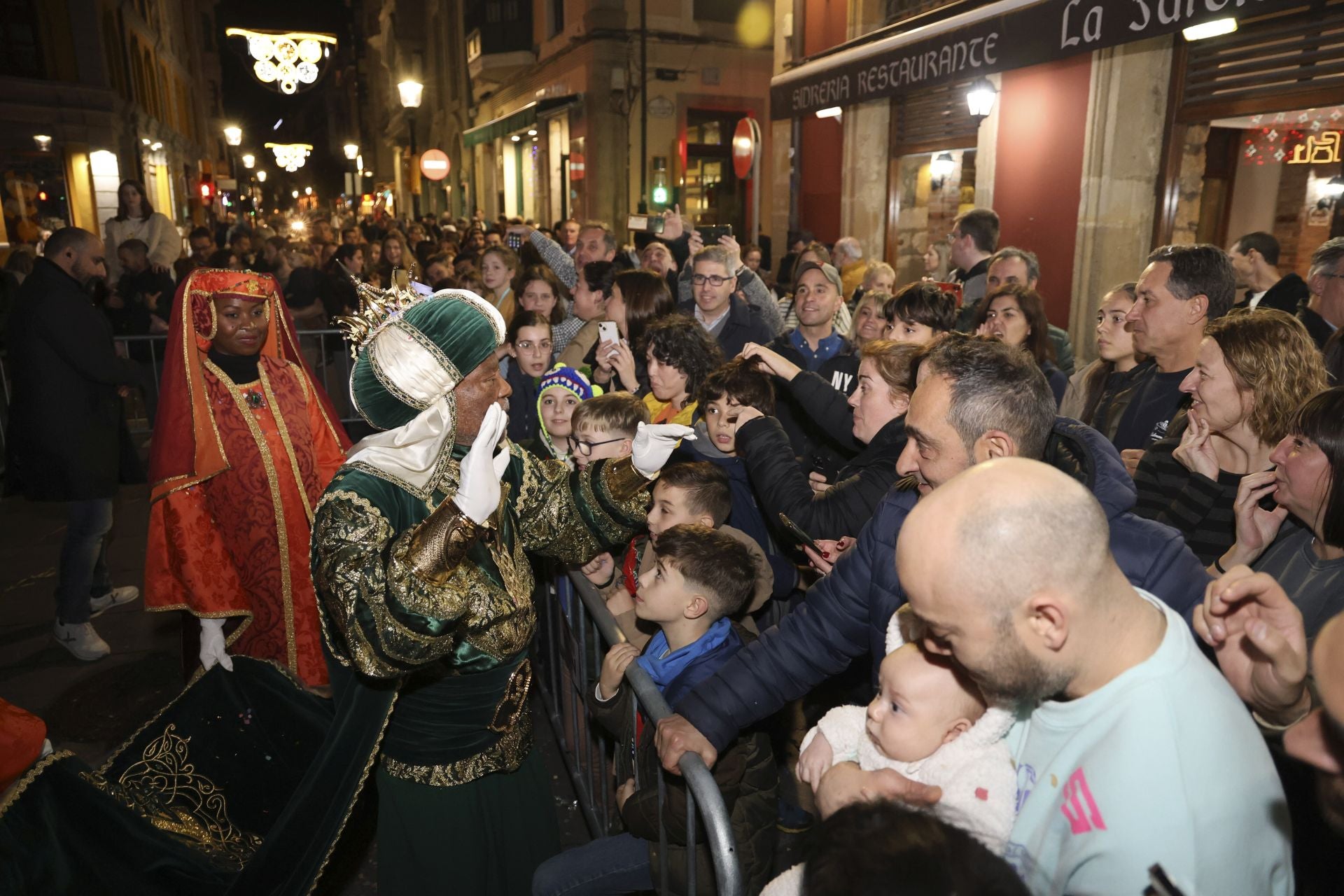 Los Reyes Magos regalan alegría en Gijón en una cabalgata mágica