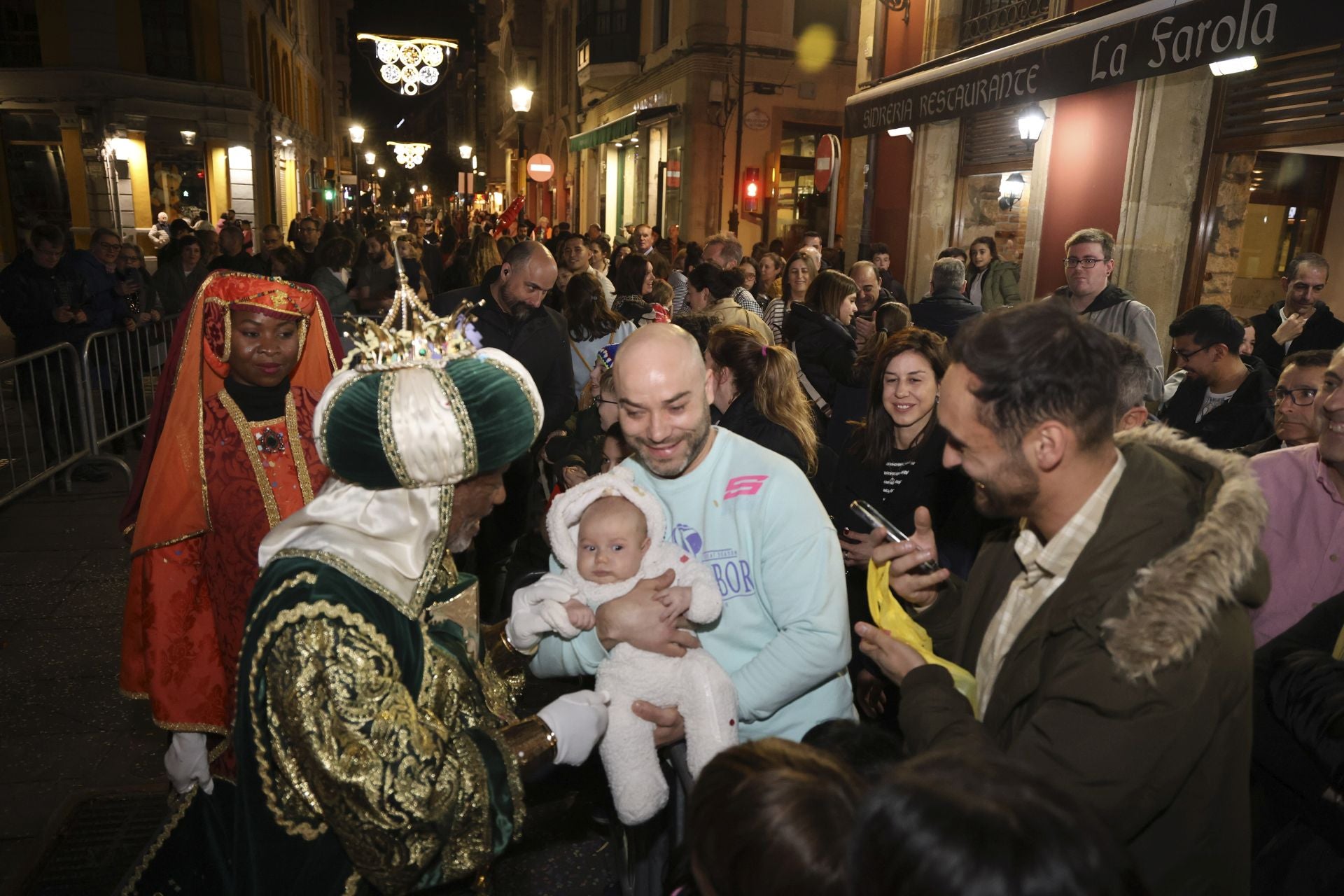 Los Reyes Magos regalan alegría en Gijón en una cabalgata mágica