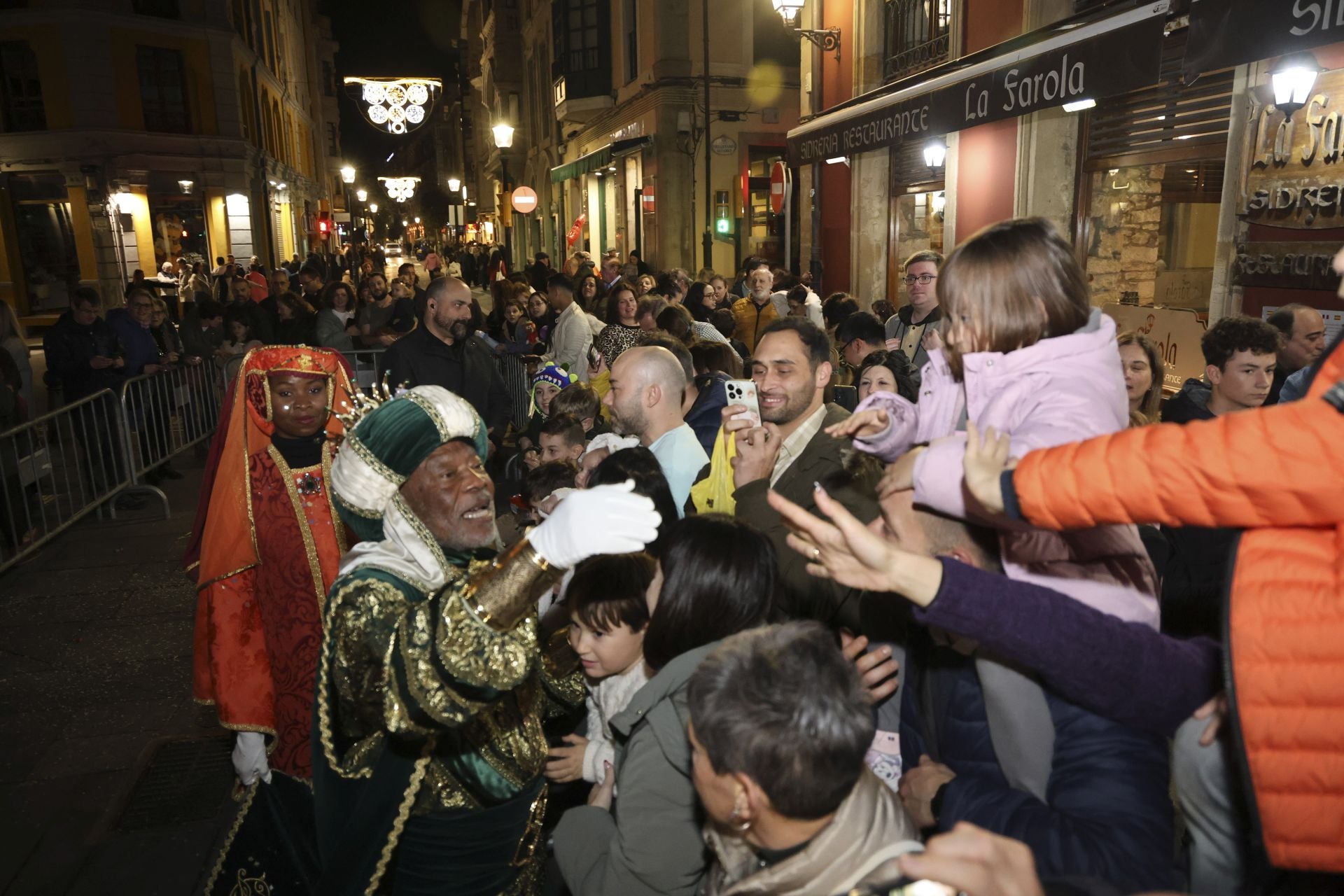 Los Reyes Magos regalan alegría en Gijón en una cabalgata mágica