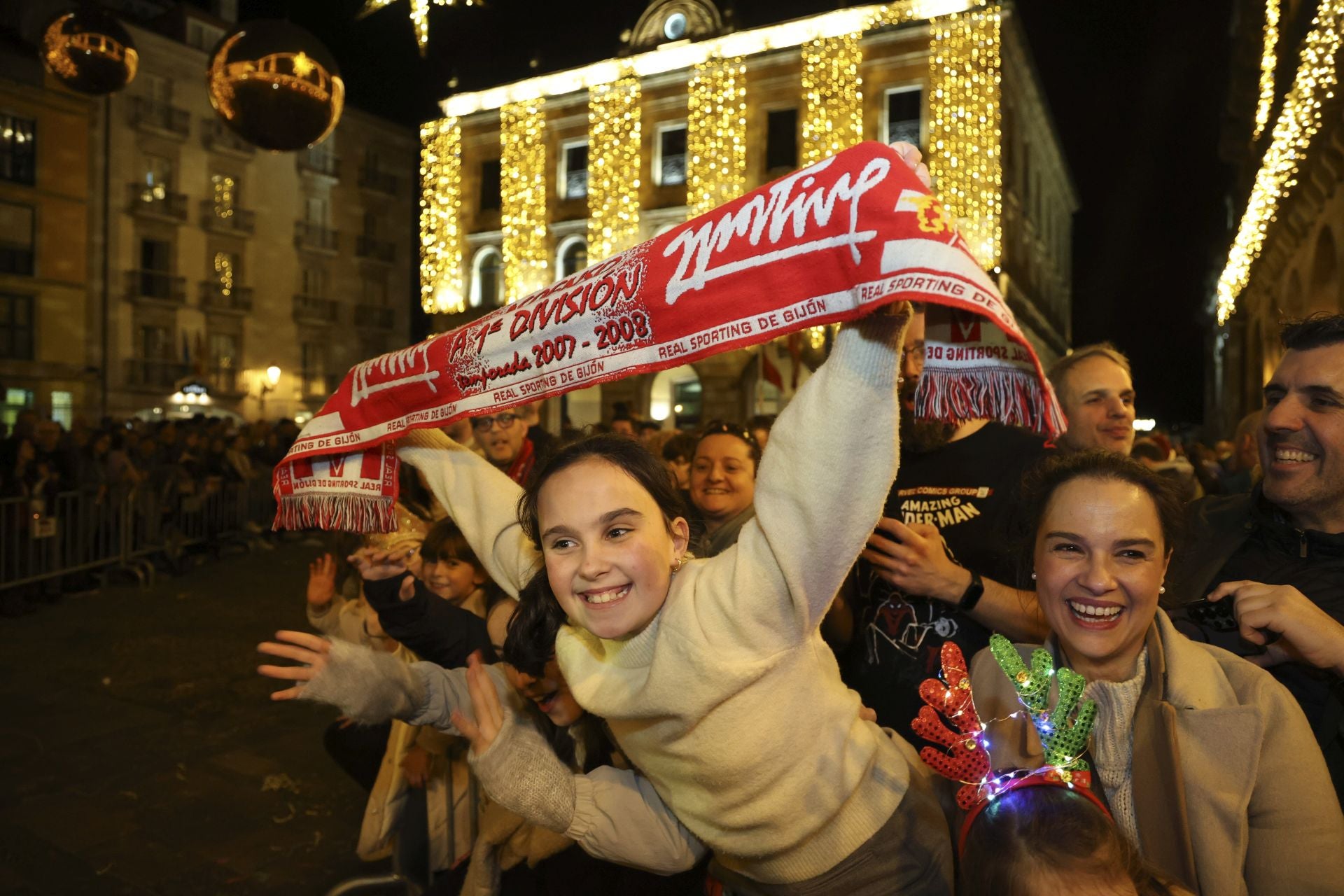 Los Reyes Magos regalan alegría en Gijón en una cabalgata mágica