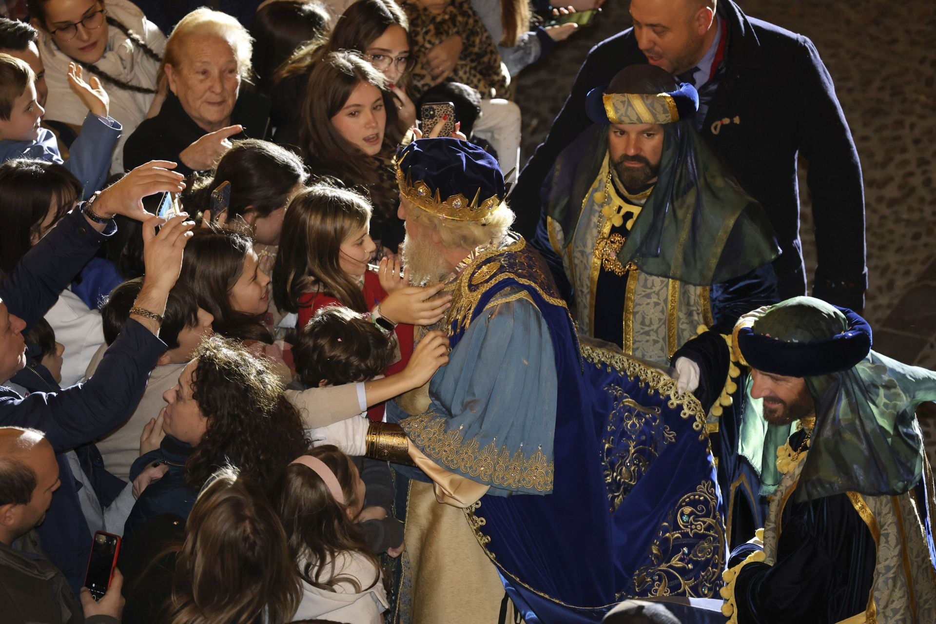 Los Reyes Magos regalan alegría en Gijón en una cabalgata mágica