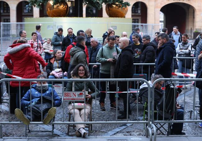 Colas en el Ayuntamiento de Gijón para la recepción de los Reyes.