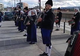 Sonido de gaitas para animar la estancia a los enfermos en el HUCA