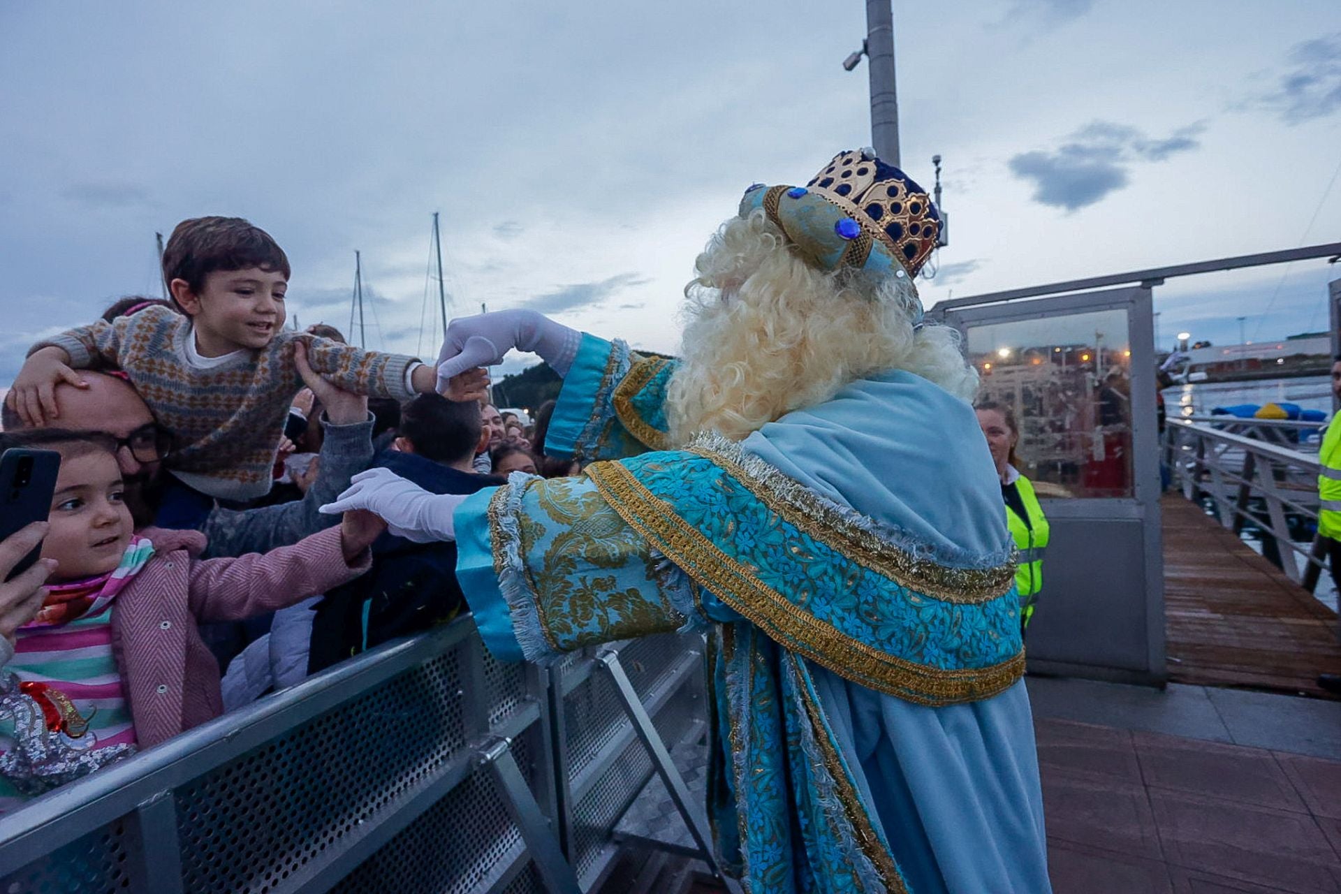 Calurosa bienvenida en Avilés a Melchor, Gaspar y Baltasar