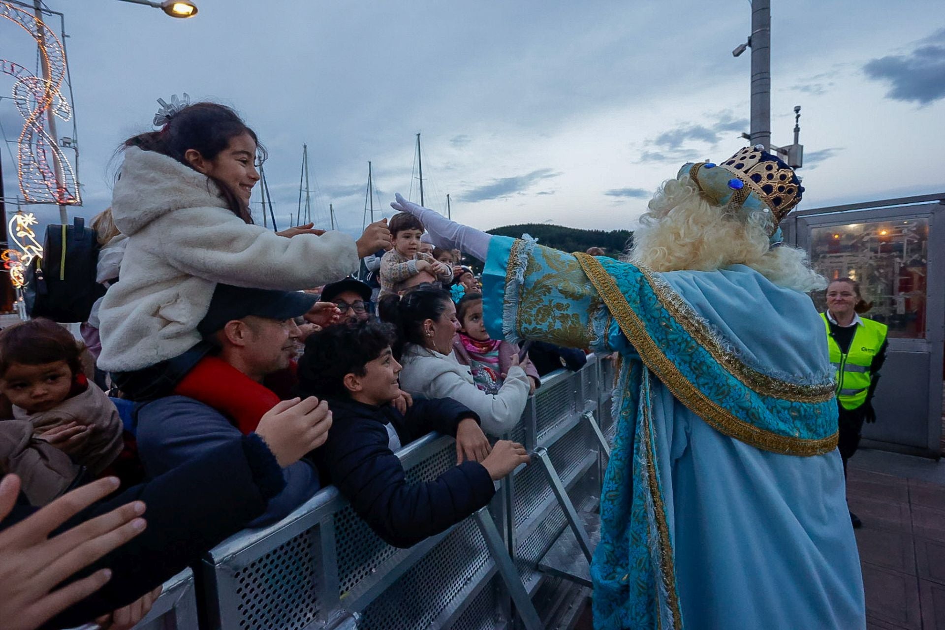 Calurosa bienvenida en Avilés a Melchor, Gaspar y Baltasar