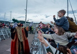 Calurosa bienvenida en Avilés a Melchor, Gaspar y Baltasar