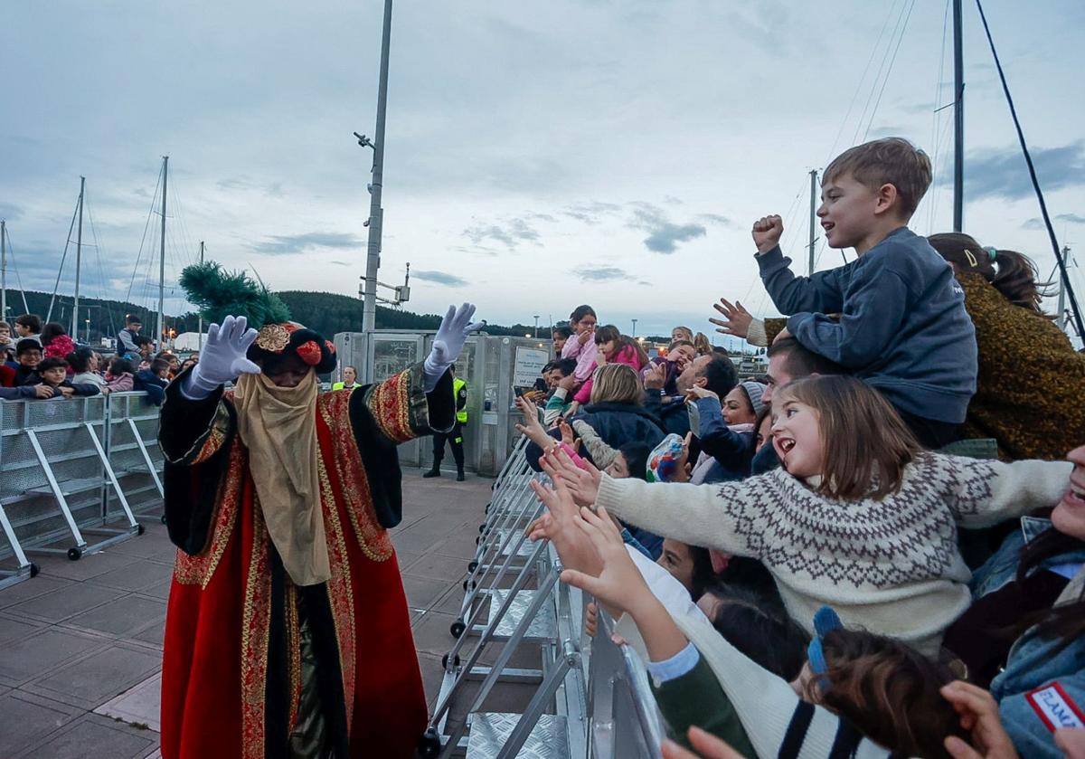 Calurosa bienvenida en Avilés a Melchor, Gaspar y Baltasar