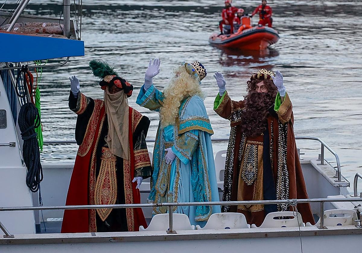 Melchor, Gaspar y Baltasar llegaron en barco al Puerto de Avilés.