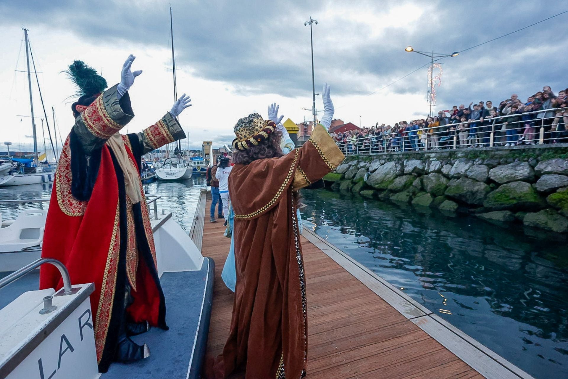 Calurosa bienvenida en Avilés a Melchor, Gaspar y Baltasar