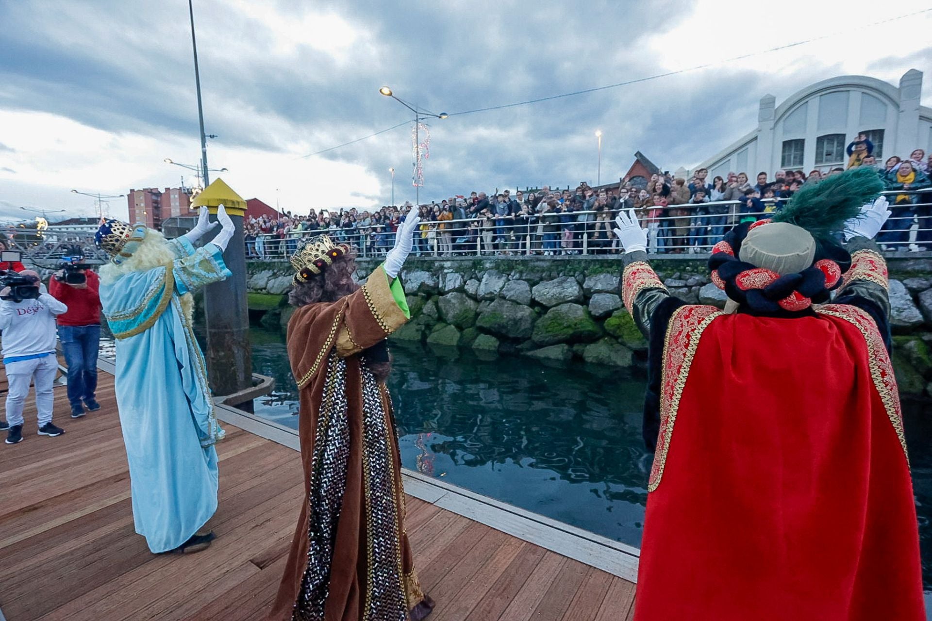 Calurosa bienvenida en Avilés a Melchor, Gaspar y Baltasar