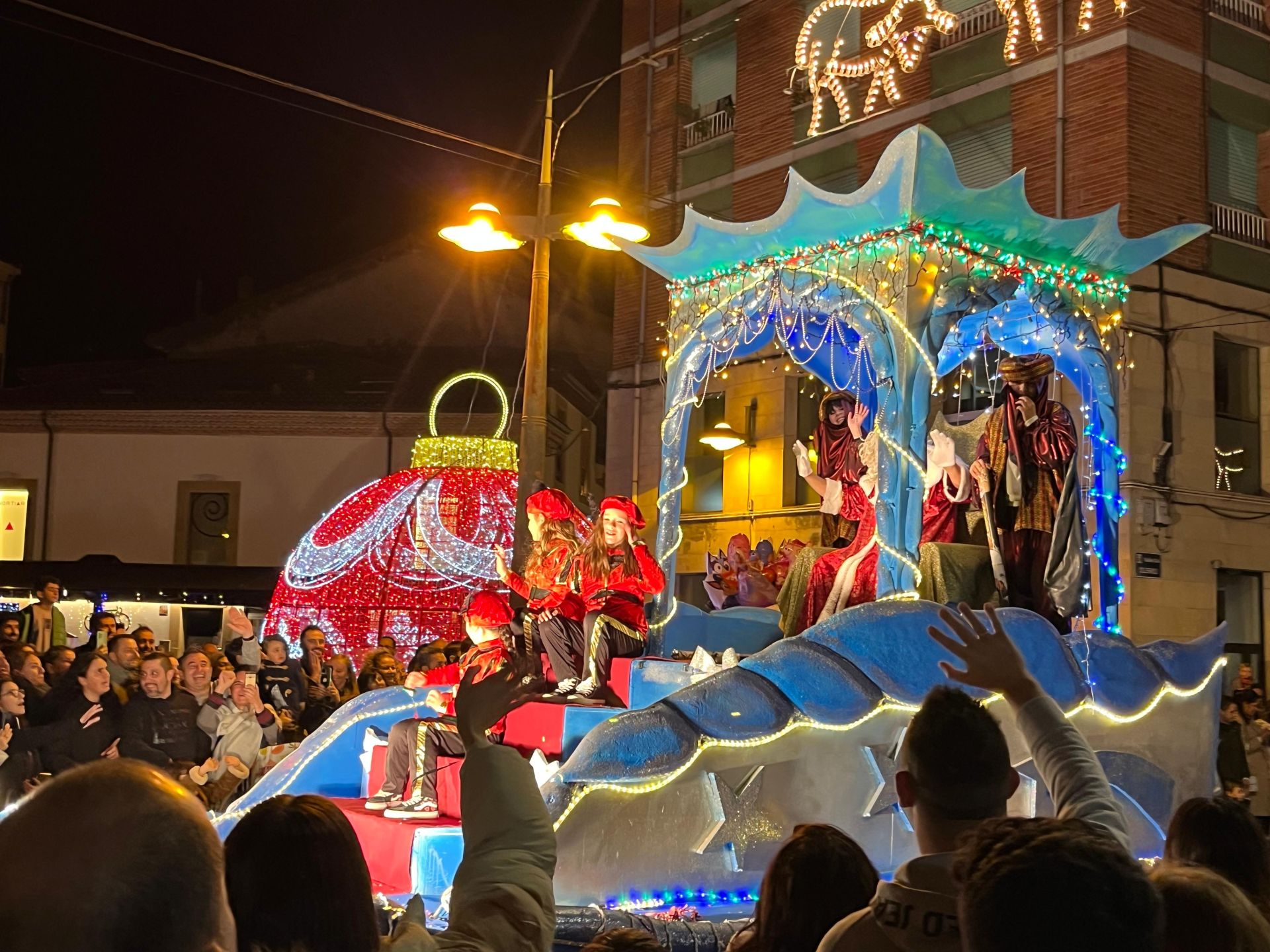 Cabalgatas de oriente a occidente: las imágenes de los Reyes Magos a su paso por Asturias