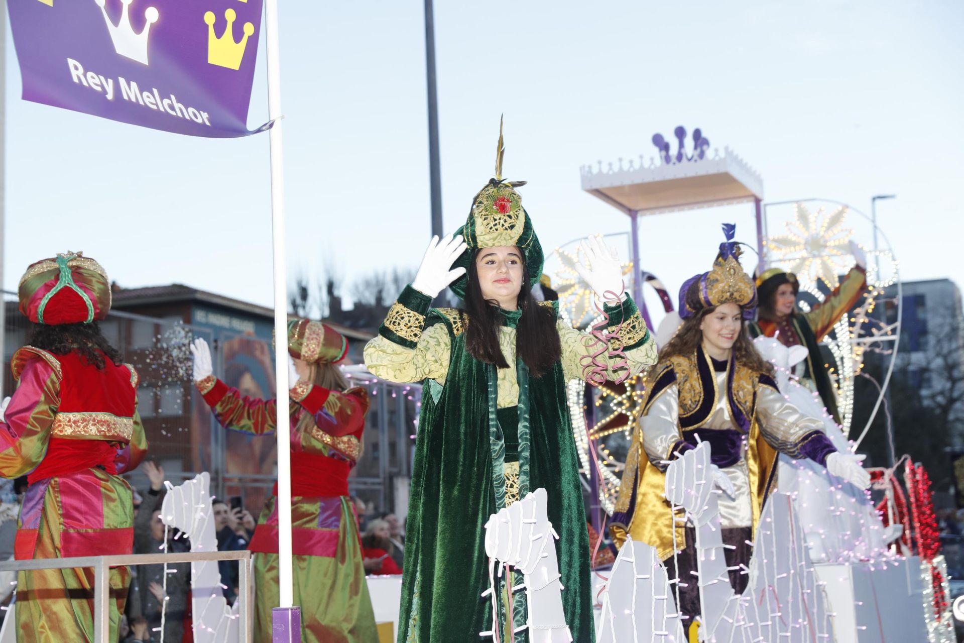 Los Reyes Magos regalan alegría en Gijón en una cabalgata mágica