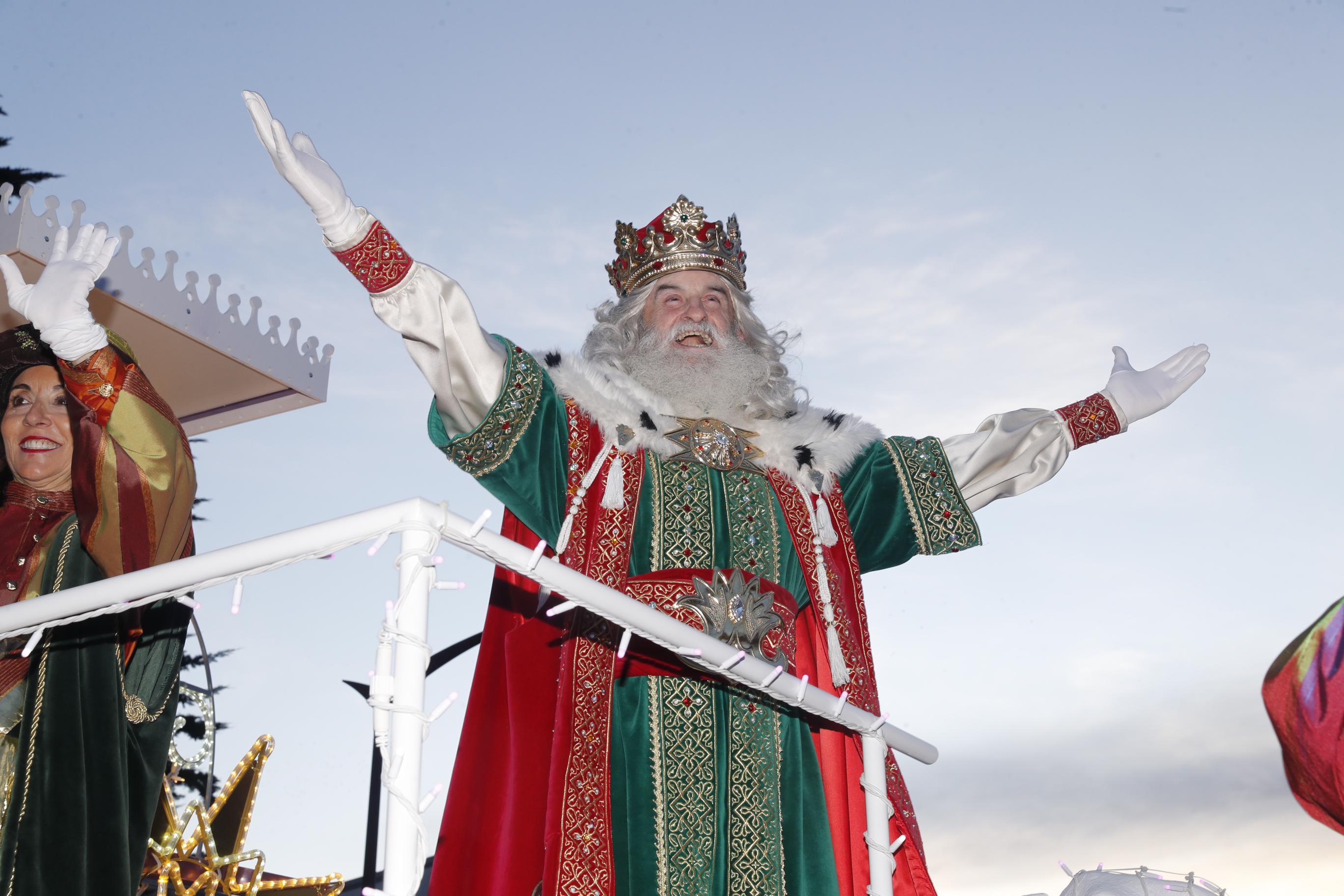 Los Reyes Magos regalan alegría en Gijón en una cabalgata mágica