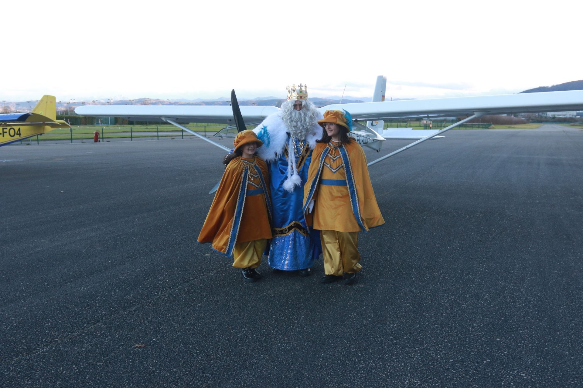 Los Reyes Magos llegan hasta en ultraligero: así recibieron a los niños en Llanera