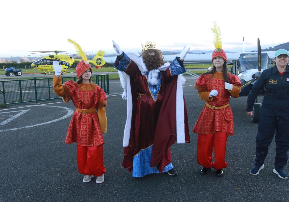 Los Reyes Magos llegan hasta en ultraligero: así recibieron a los niños en Llanera