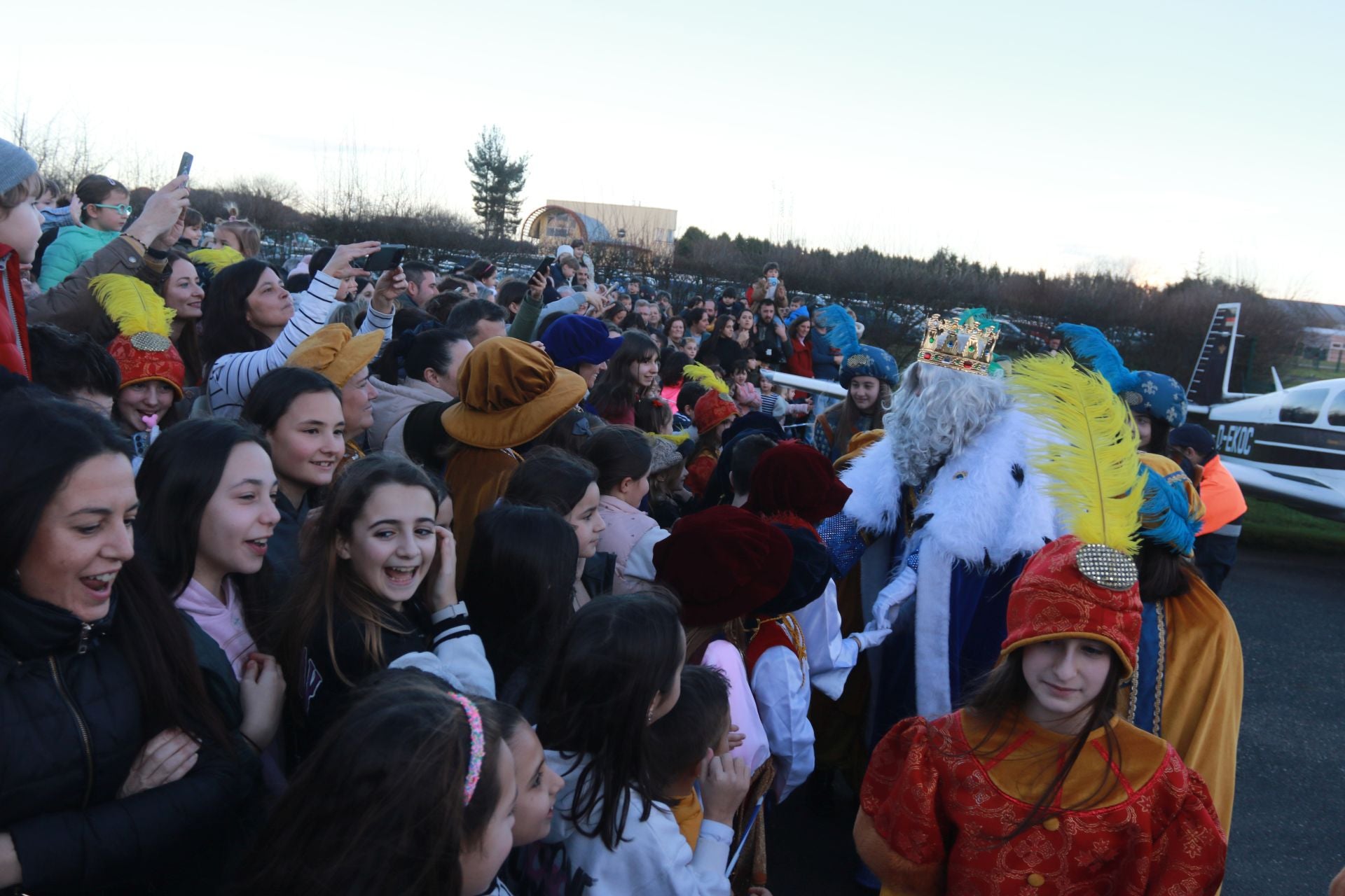 Los Reyes Magos llegan hasta en ultraligero: así recibieron a los niños en Llanera