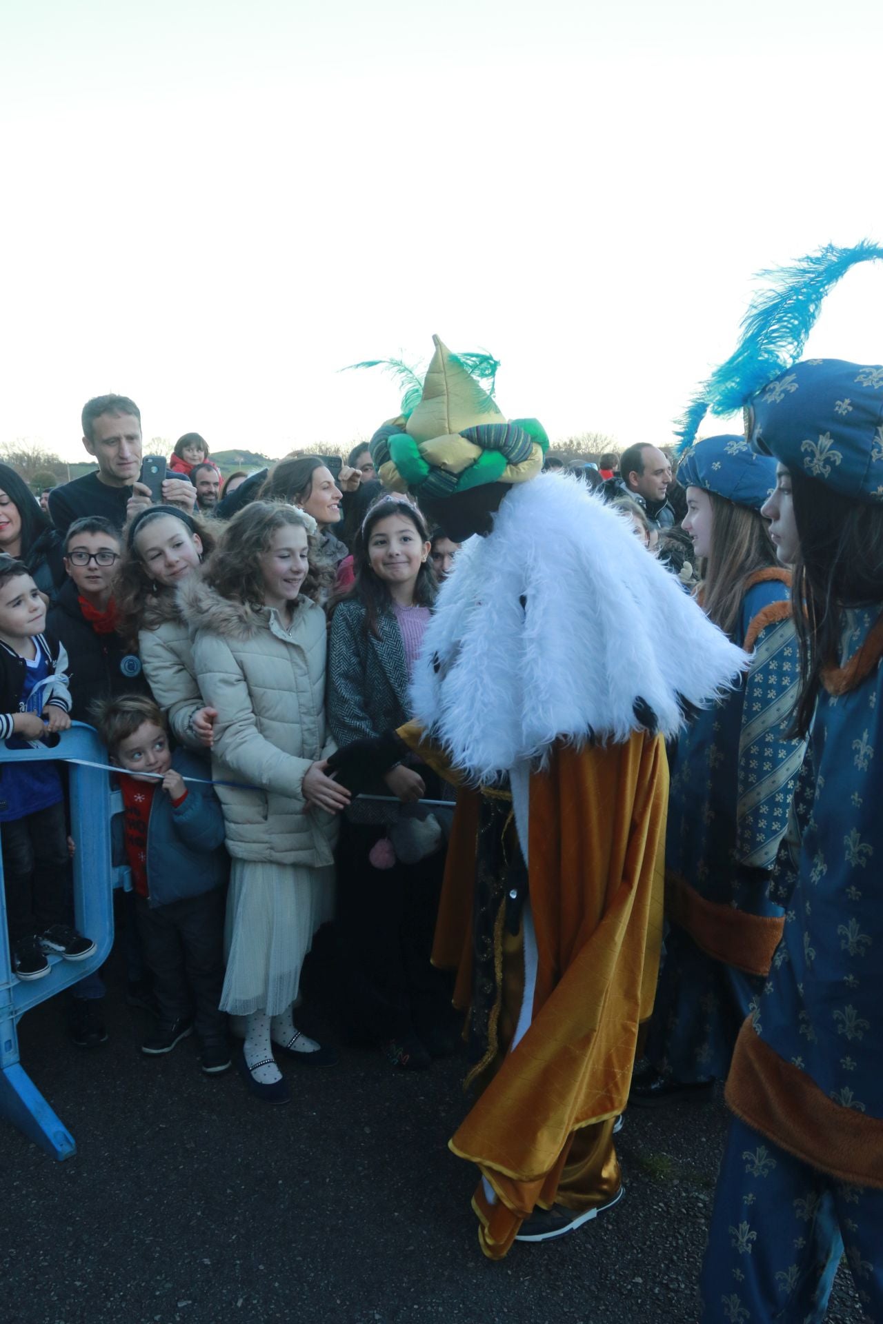 Los Reyes Magos llegan hasta en ultraligero: así recibieron a los niños en Llanera