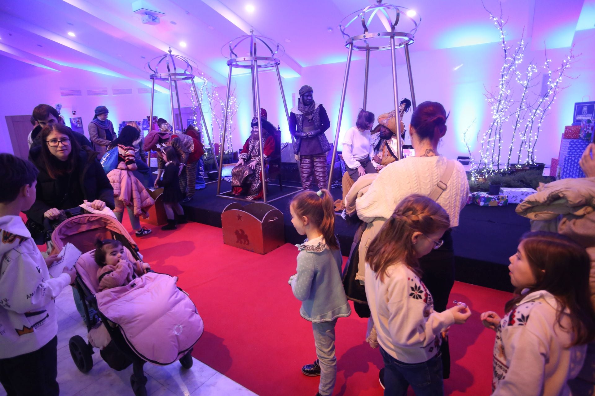 En imágenes: recepción de los Reyes Magos a los niños de Oviedo
