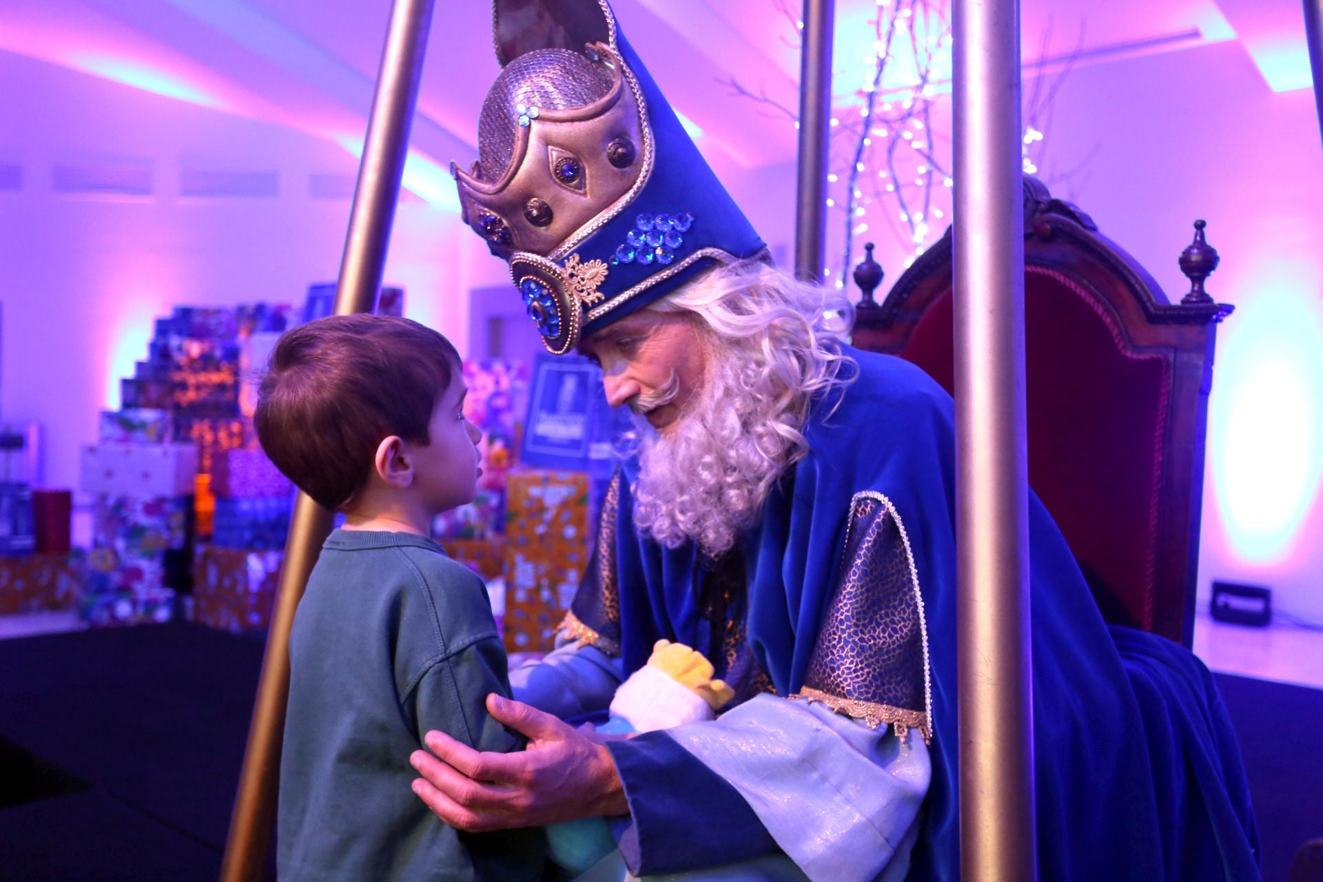 En imágenes: recepción de los Reyes Magos a los niños de Oviedo
