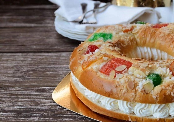 Roscón de Reyes con relleno de nata.