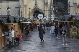 El mercado navideño, con su centenar de casetas, vivió este lunes su última jornada.