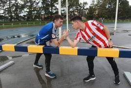 Alejandro Onís y Rubén Marqués, con las camisetas de sus equipos, en la pista de Las Mestas.