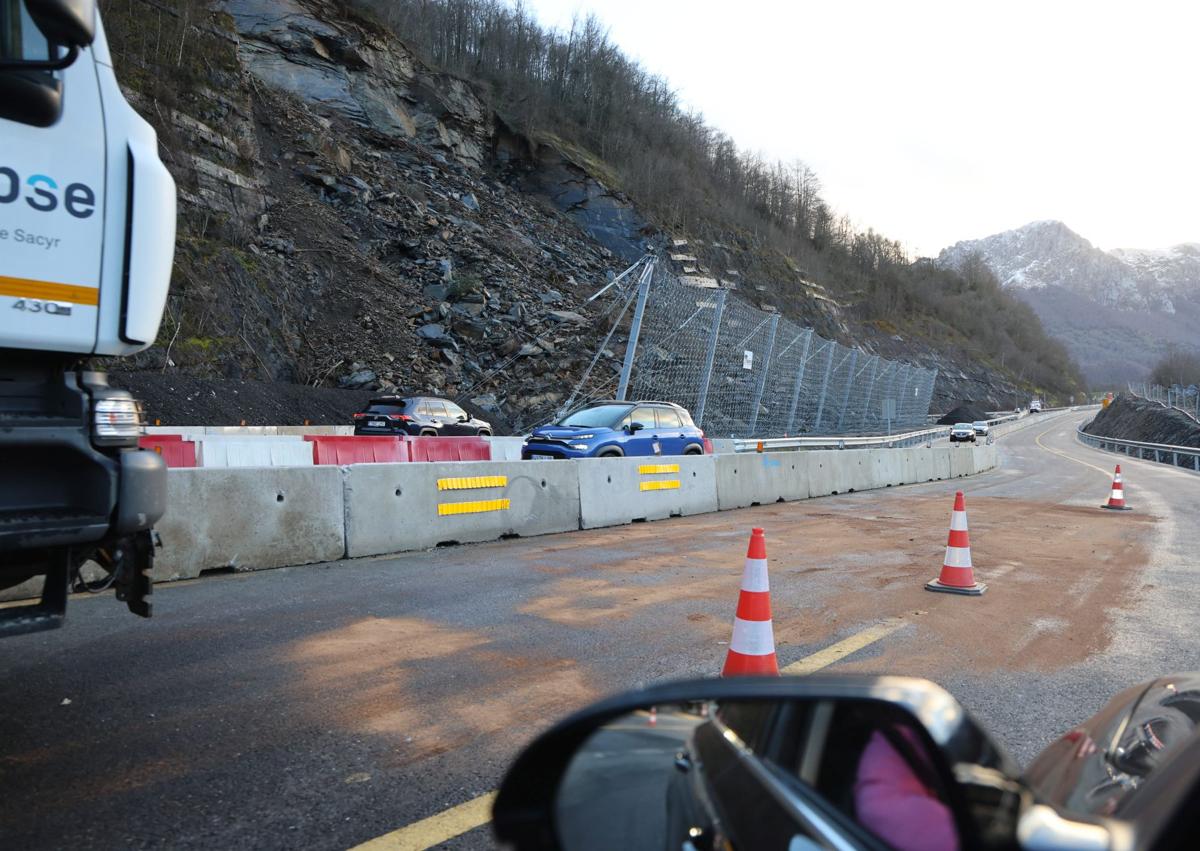 Imagen secundaria 1 - Un vuelco con cinco heridos, primer accidente grave en el &#039;bypass&#039; de la autopista del Huerna