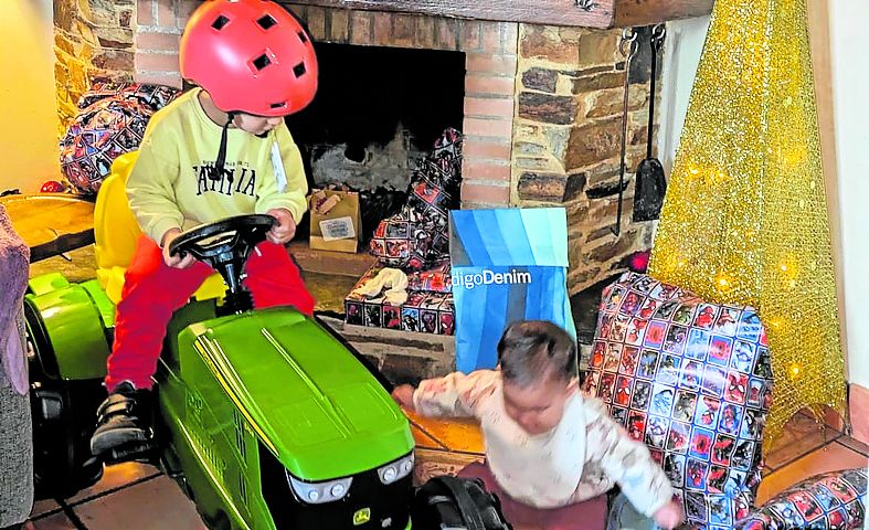 Santa Eulalia de Oscos. Un niño juega con su tractor John Deere. e. c.