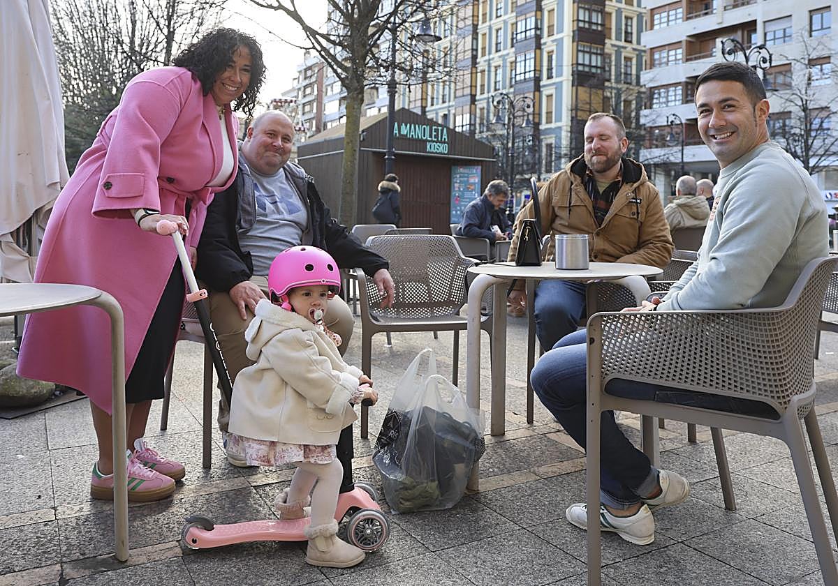 María, de 22 meses, estrena el casco y patinete que le han dejado los Reyes.