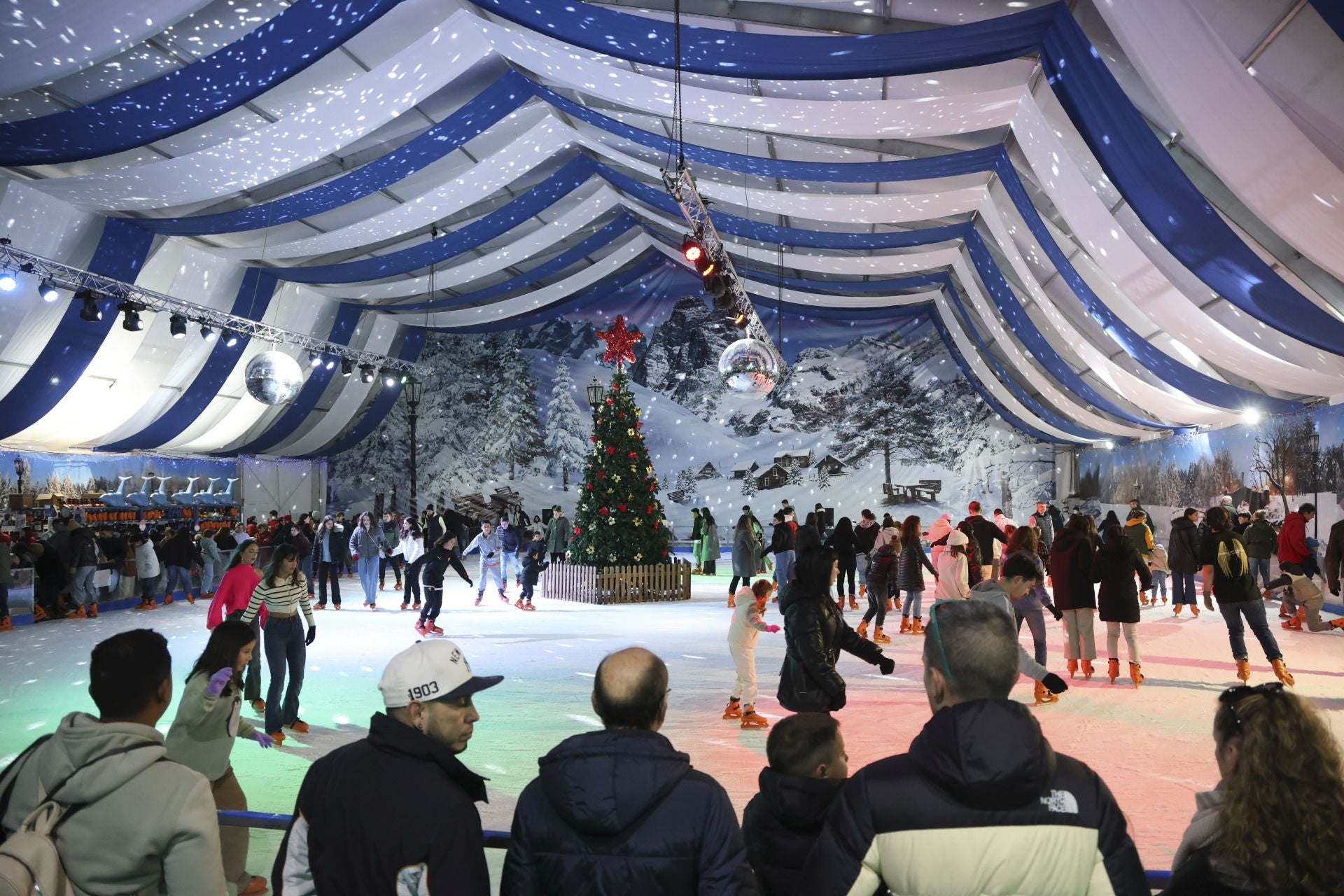 La pista de hielo de Gijón apura sus últimas horas