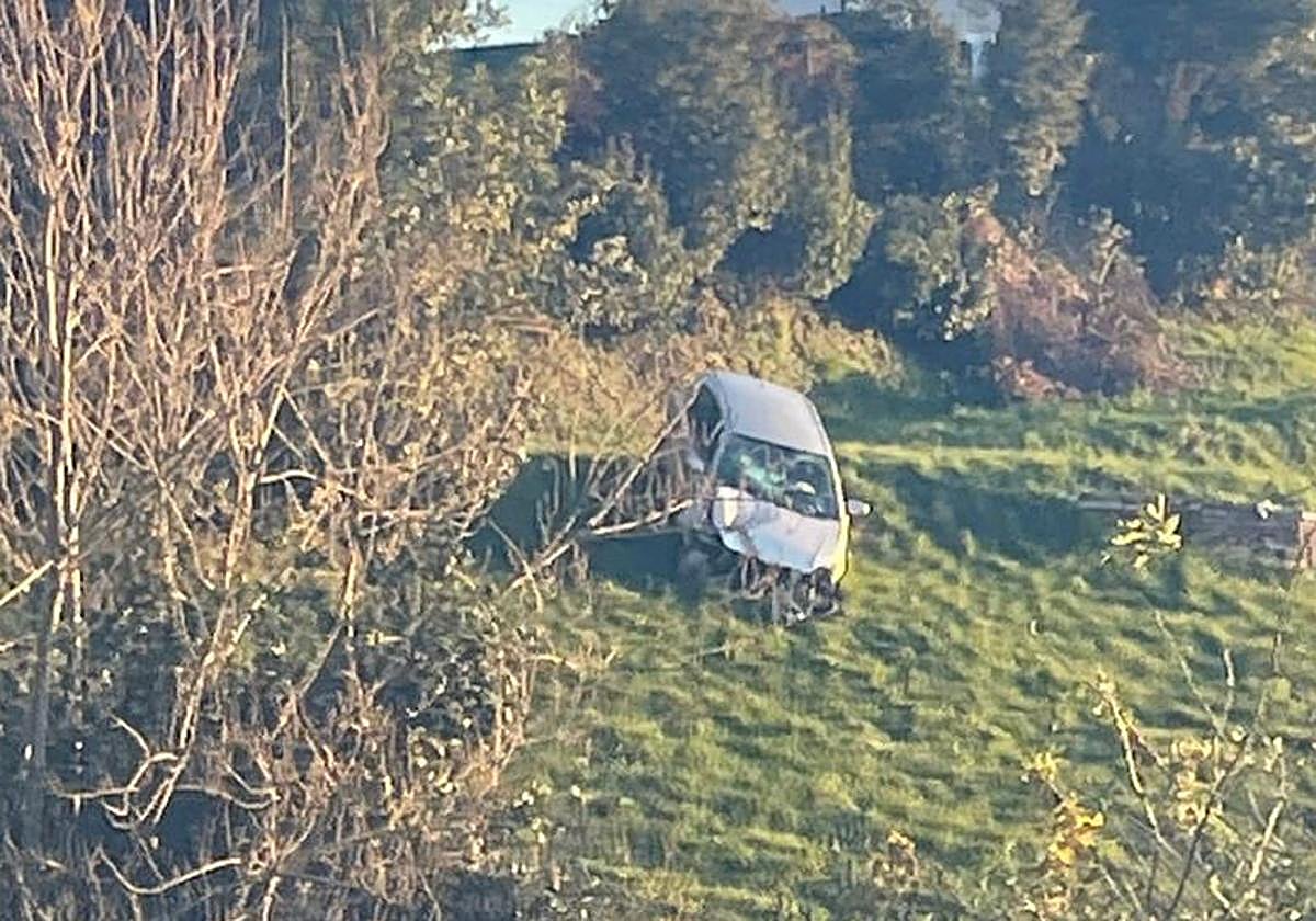 El vehículo chocó contra un poste de luz y rodó por un terraplén cercano a una vivienda de la Providencia.
