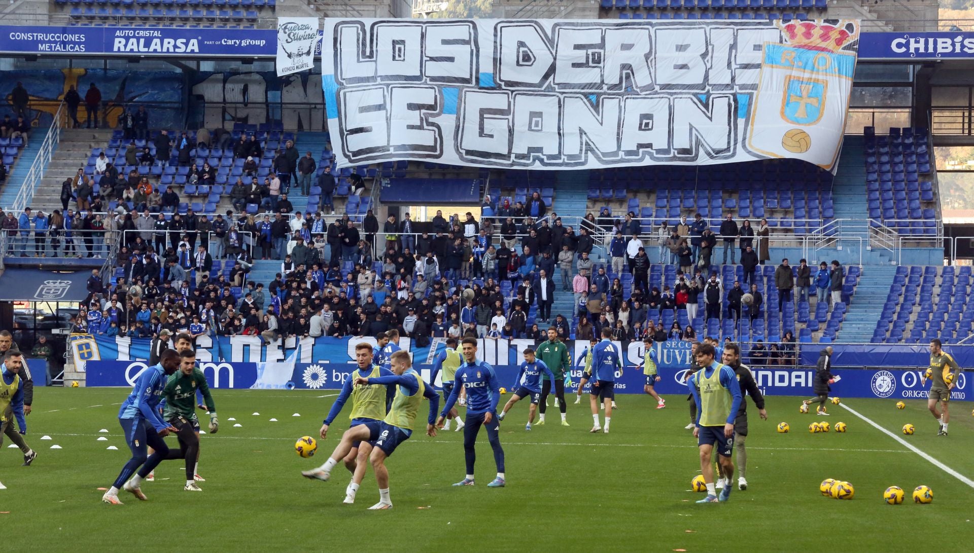 Entrenamiento del Real Oviedo en el día de Reyes mirando al derbi