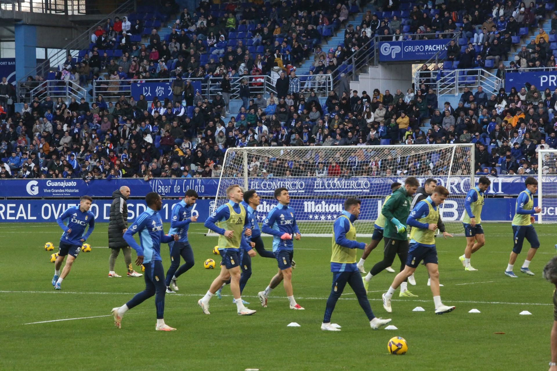 Entrenamiento del Real Oviedo en el día de Reyes mirando al derbi