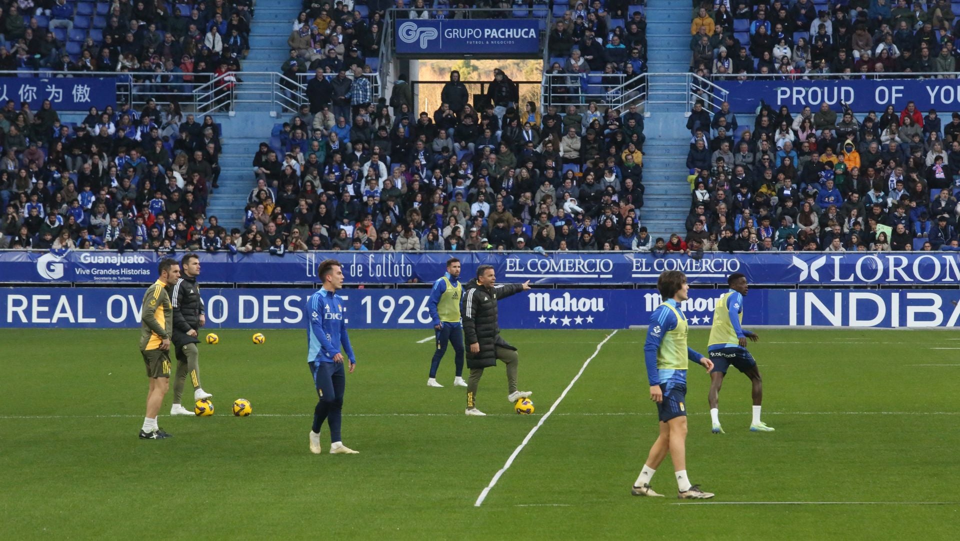 Entrenamiento del Real Oviedo en el día de Reyes mirando al derbi