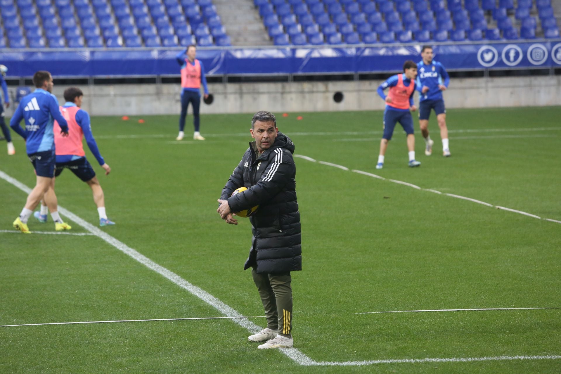 Entrenamiento del Real Oviedo en el día de Reyes mirando al derbi