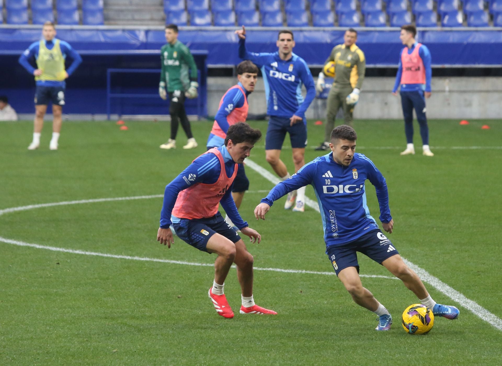 Entrenamiento del Real Oviedo en el día de Reyes mirando al derbi