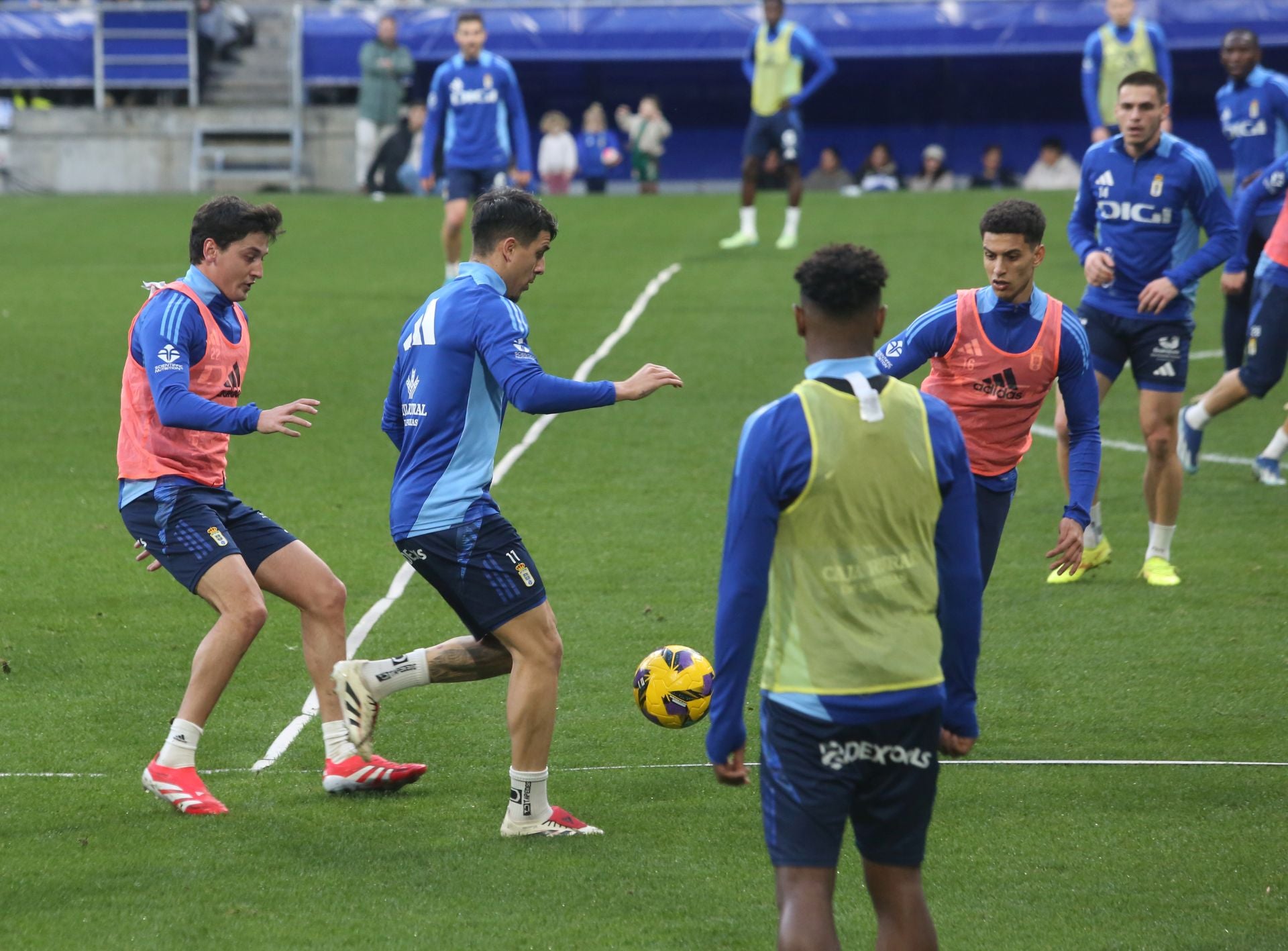 Entrenamiento del Real Oviedo en el día de Reyes mirando al derbi