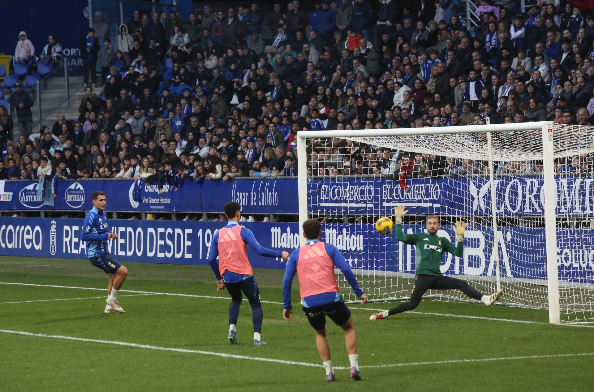 Entrenamiento del Real Oviedo en el día de Reyes mirando al derbi