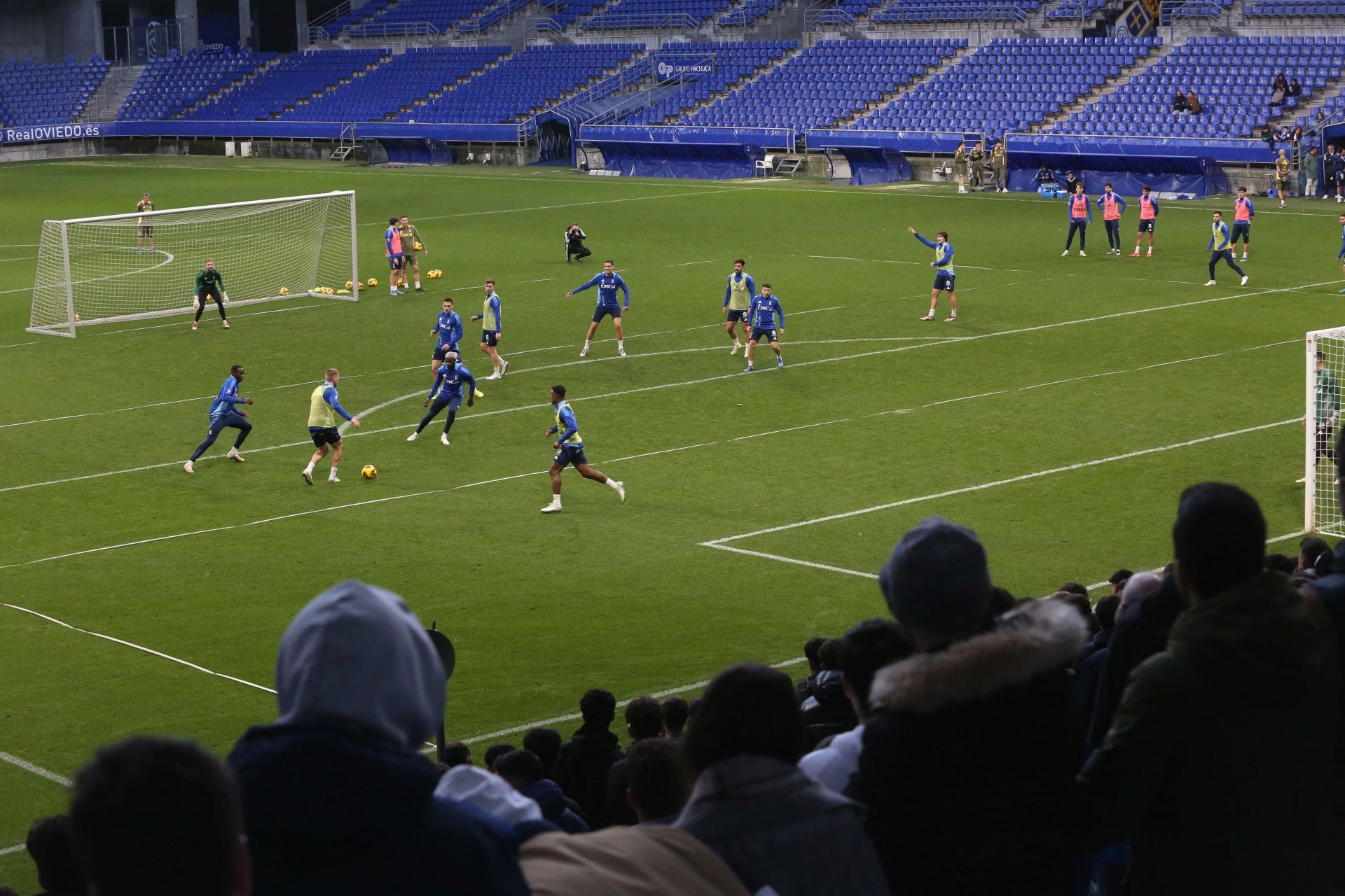 Entrenamiento del Real Oviedo en el día de Reyes mirando al derbi