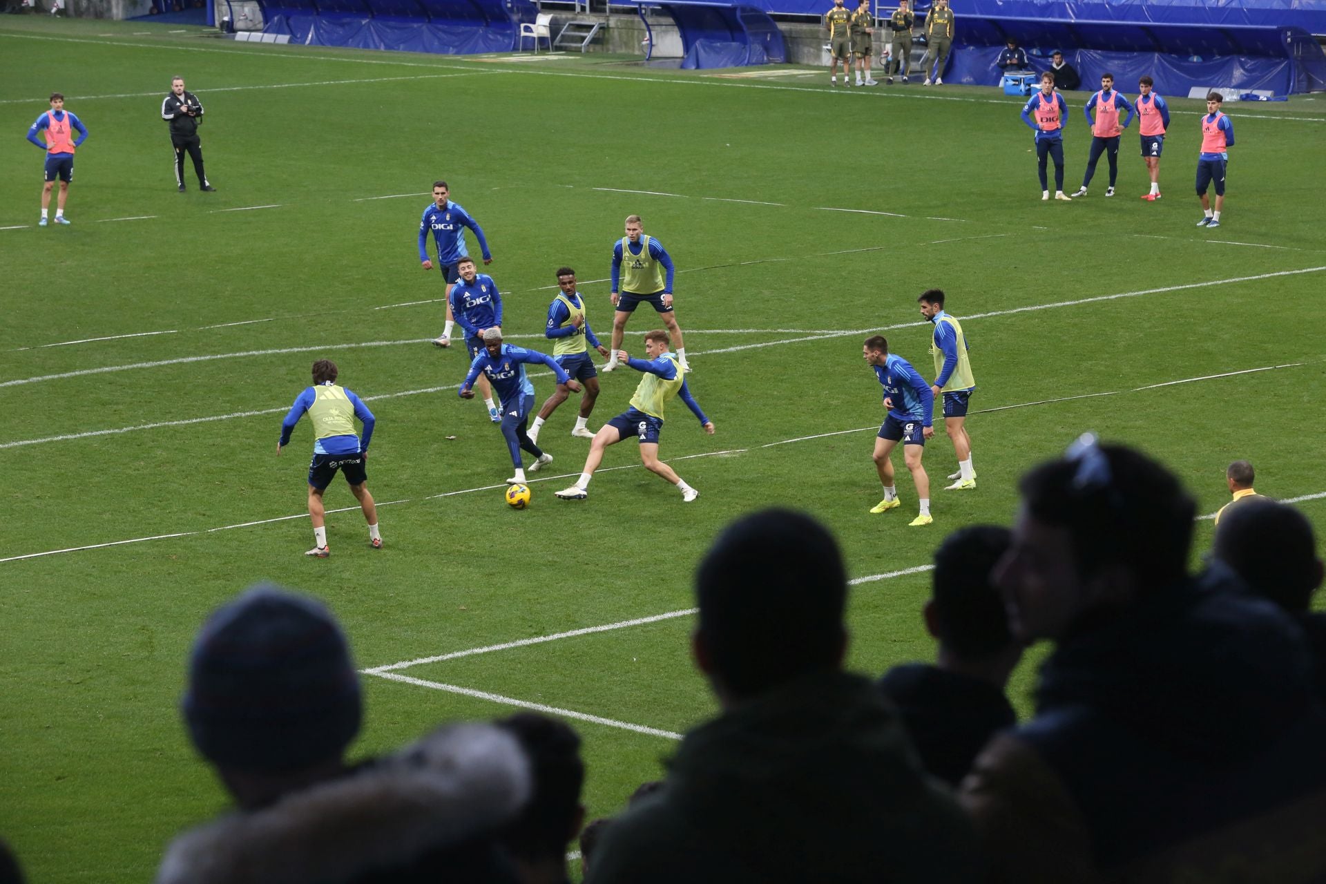 Entrenamiento del Real Oviedo en el día de Reyes mirando al derbi