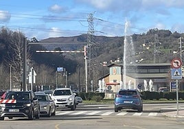 Tráfico en la rotonda de Valnalón, en Langreo, donde hay instalada una cámara de vigilancia para el tráfico.