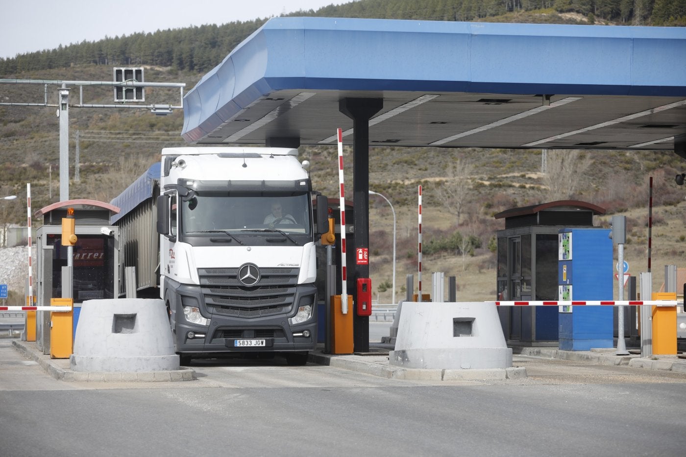 Un camión supera las barreras del peaje de la autopista del Huerna (AP-66).