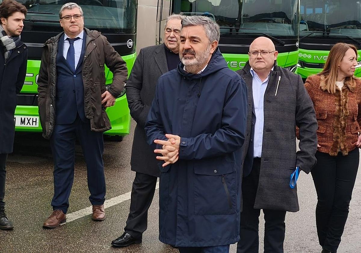 Alejandro Calvo, esta mañana, en Tremañes, donde participó en la presentación de los nuevos vehículos de la flota del Grupo Sanjuán.