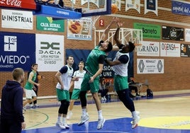 Marc Martí e Ike Nweke pugnan por un balón durante un entrenamiento del Alimerka Oviedo Baloncesto Pumarín.