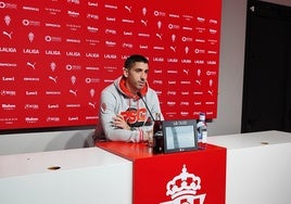 Cote, este mediodía, tras el entrenamiento, en la sala de prensa de Mareo.