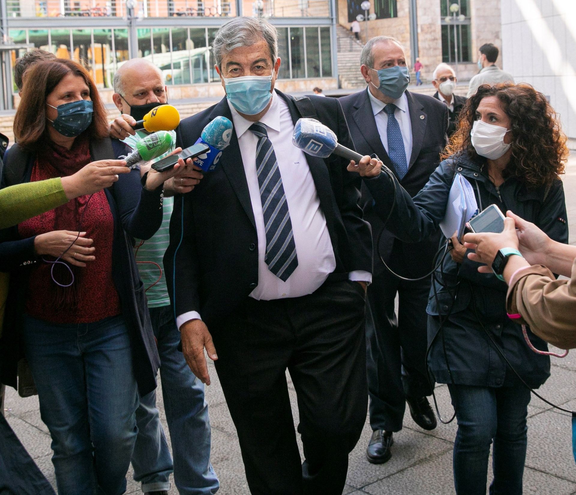 Francisco Álvarez-Cascos, rodeado de periodistas a su llegada al Juzgado de Instrucción número dos de Oviedo en septiembre de 2020, por una acusación de apropiación indebida y administración desleal tras la querella impuesta por Foro Asturias.