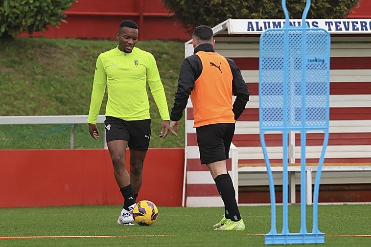 Juan Otero, en el entrenamiento del Sporting de Gijón.